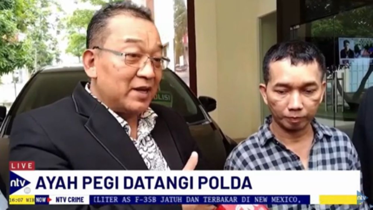 Ayah Pegi Setiawan, Rudi Iriawan (kanan) dan kuasa hukumnya Dendi Rukmantika memberikan keterangan pers saat usai mendatangi Polda Jabar untuk menjenguk Pegi