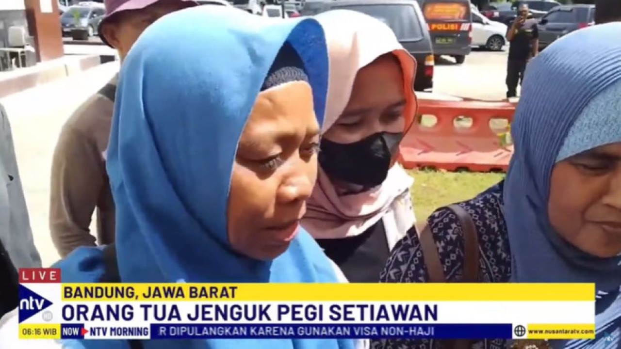 Ibu kandung Pegi Setiawan, Kartini didampingi kuasa hukum menjenguk Pegi Setiawan yang ditahan di Polda Jabar/tangkapan layar NTV