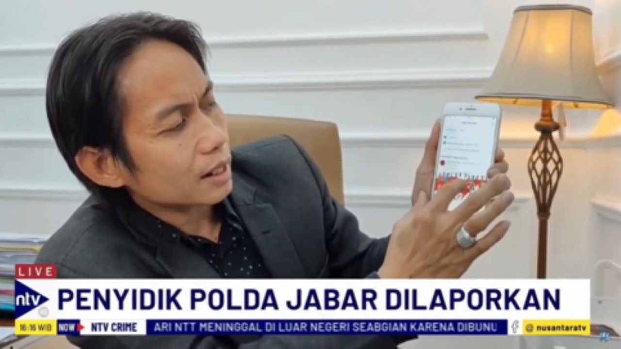 Kuasa hukum Pegi Setiawan, Toni RM memperlihatkan status atau postingan kliennya yang hilang di Facebook/tangkapan layar NTV