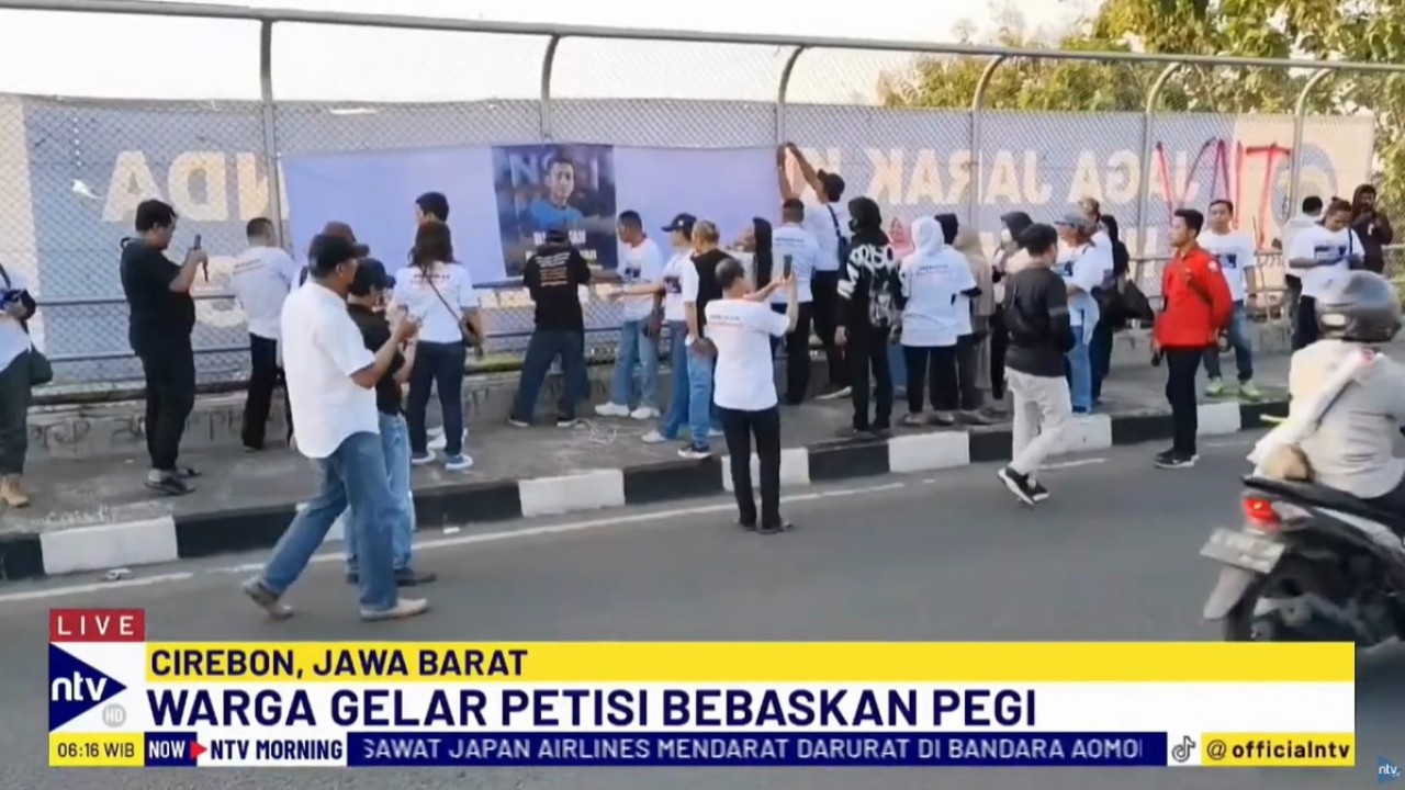 Tim kuasa hukum Pegi Setiawan menggelar aksi petisi dukungan bebaskan Pegi Setiawan di flyover Talun.