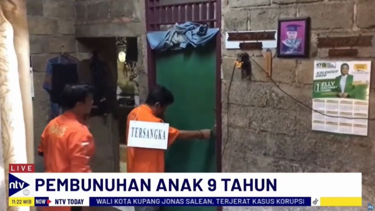 Polisi melakukan prarekonstruksi kasus pembunuhan bocah perempuan berusia 9 tahun berinisial GH, yang ditemukan terbungkus karung di dalam lubang pompa air di Bekasi, Jawa Barat (Jabar).