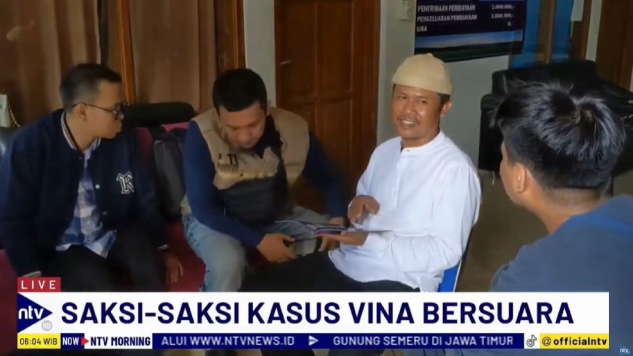Suroto (baju putih) merupakan salah satu saksi kasus pembunuhan Vina dan Eky, di Cirebon, Jawa Barat, pada 2016.