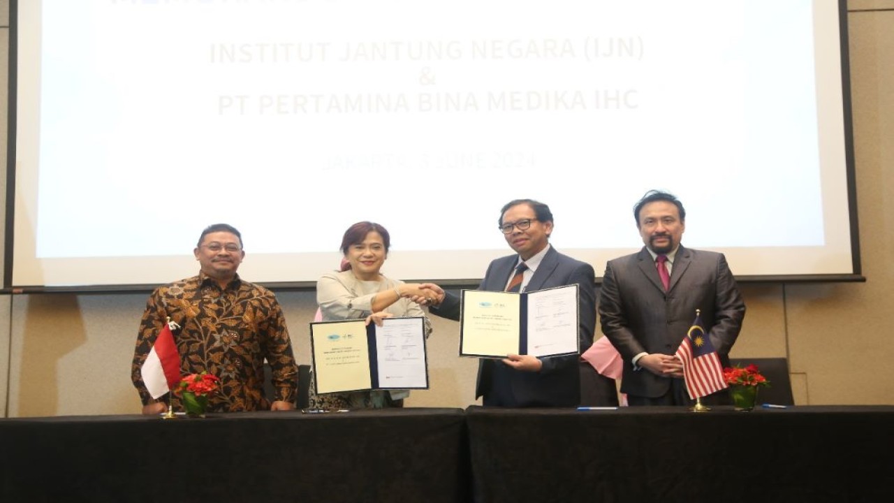 Penandatanganan MoU oleh Direktur Utama IHC drg. Mira Dyah Wahyuni, MARS dan Ketua Pegawai Eksekutif IJN Datuk Dr. Aizai Azan Abdul Rahim