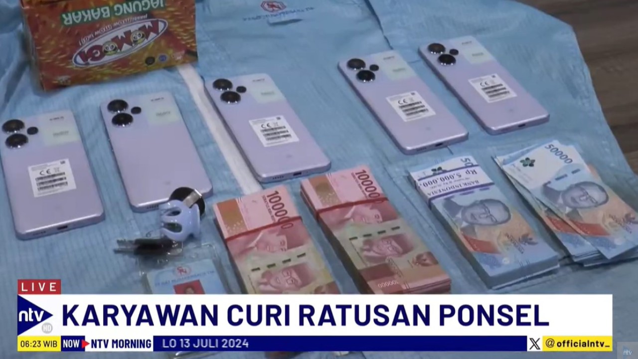 Seorang karyawati pabrik berinisial ES (24) mencuri ratusan ponsel milik perusahaan PT Sat Nusapersada Batam.