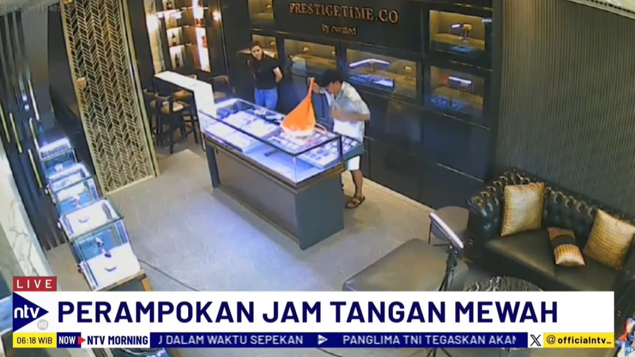 Pelaku perampokan toko jam tangan merah akhirnya berhasil ditangkap tim gabungan Polres Tangerang Kota dan Polda Metro Jaya di sebuah hotel di Kawasan Cipanas, Jawa Barat.