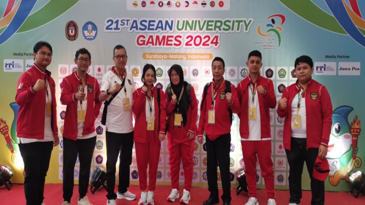 Tim Catur Mahasiswa Indonesia bersama pelatih dan ofisial di ajang 21st Asean University Games 2024/ist
