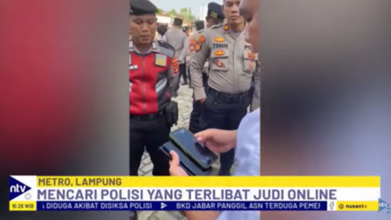 Kapolres Metro Lampung melakukan razia judi online di ponsel ratusan ponsel personel polisi/tangkapan layar NTV