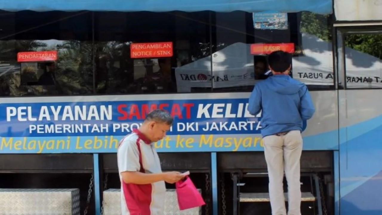 Dua warga mengantre untuk membayar pajak kendaraan bermotor di bus pelayanan Samsat Keliling di Lapangan Banteng, Jakarta, Jumat (15/12/2023). (ANTARA FOTO/Putu Indah Savitri/sgd/Spt)