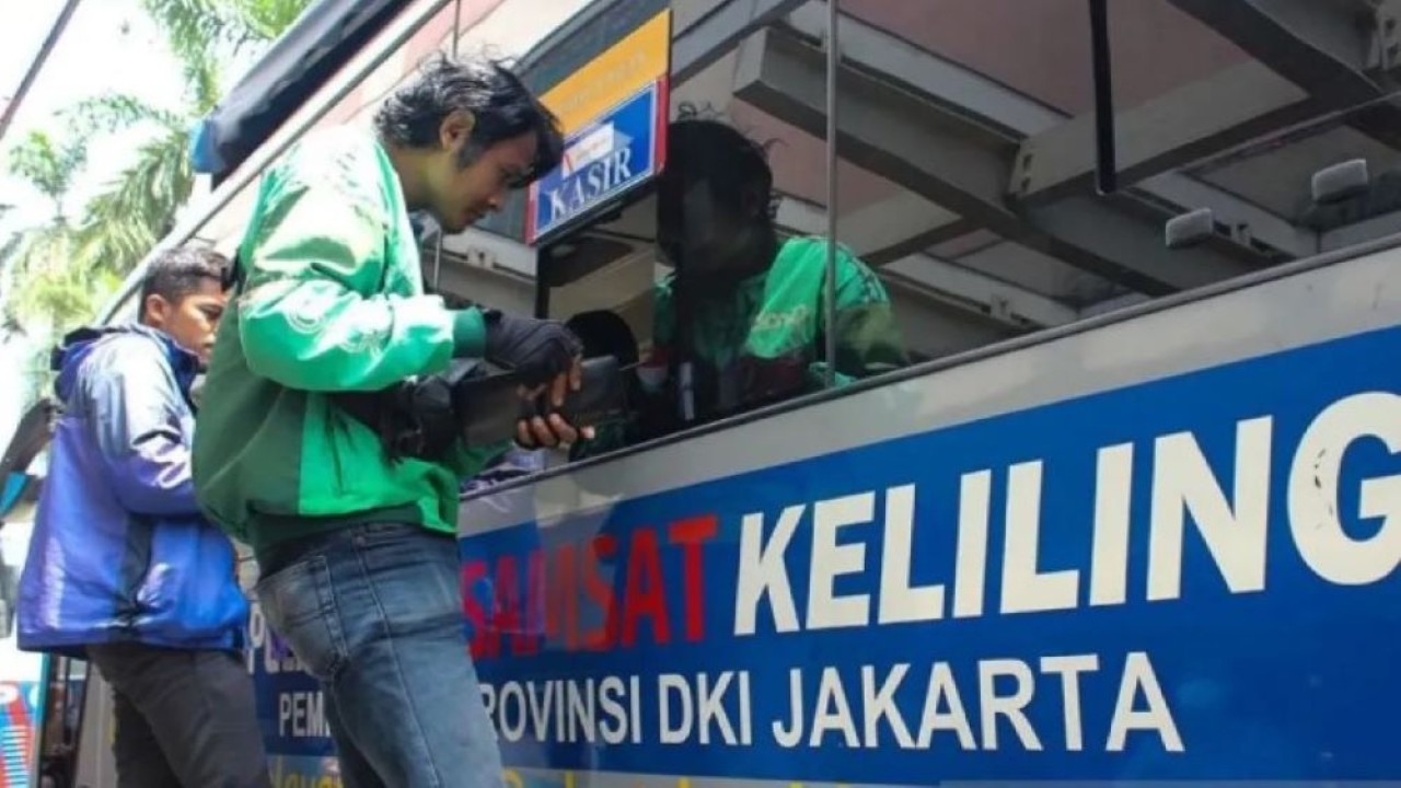 Warga membayar biaya mengurus Surat Tanda Nomor Kendaraan (STNK) di bus pelayanan Samsat Keliling di Ciputra Mall, Jakarta, Kamis (28/12/2023). (Foto: ANTARA/Aloysius Lewokeda/wpa/rwa/aa).