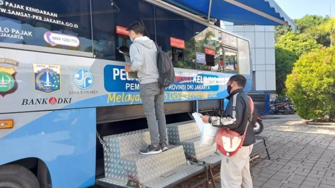 Warga mengantre di mobil pelayanan Samsat keliling di Kantor Samsat Jakarta Utara. (Foto: Antara)