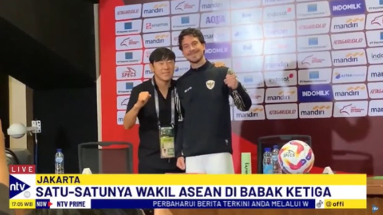 Pelatih Shin Tae yong bersama pemain Timnas Indonesia, Tom Haye pada konferensi pers usai laga kontra Filipina