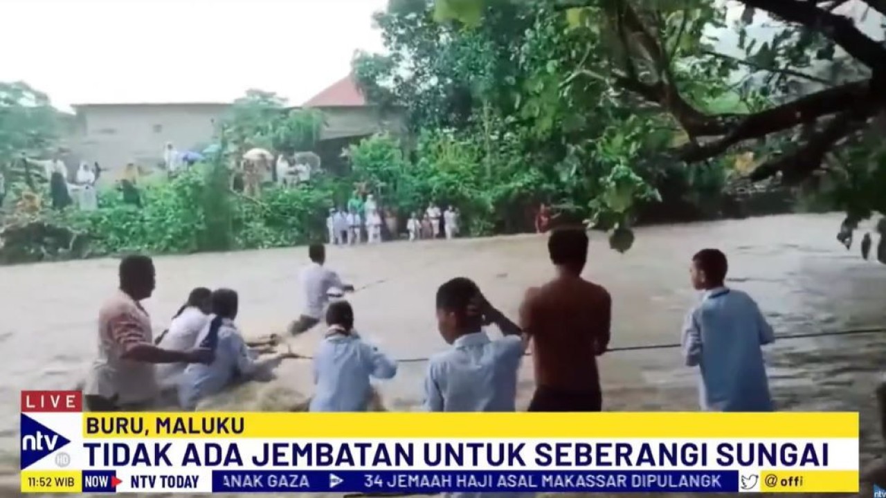 Siswa SMP di Desa Namlea Ilath, Kecamatan Batabual, Kabupaten Buru, Provinsi Maluku, harus bertaruh nyawa untuk bisa menyeberangi sungai berarus deras.