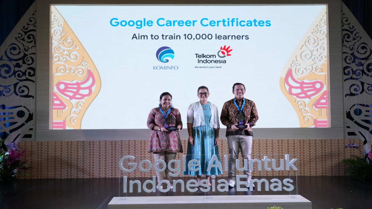 Direktur Digital Business Telkom Fajrin Rasyid (paling kanan) menerima cindera mata dari Direktur Hubungan Pemerintahan dan Kebijakan Publik Google Indonesia Putri Alam (tengah) di Jakarta beberapa waktu lalu. (Foto: Istimewa/Telkom)