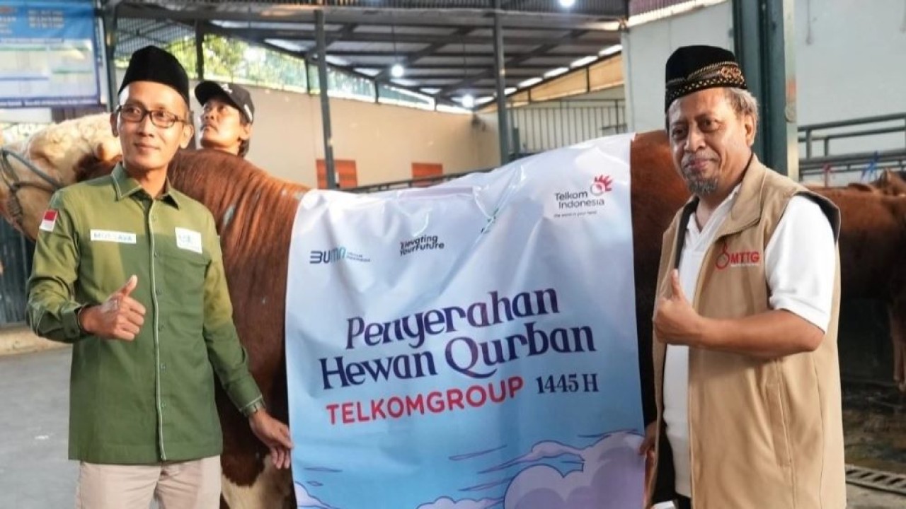 Ketua Umum Majelis Taklim TelkomGroup (MTTG) Pusat Agus Riyono (kanan) menyerahkan hewan kurban secara simbolis kepada Sekretaris LazisNU Pusat, Moesava di Jakarta, Sabtu (15/6/2024). (Foto: Istimewa)