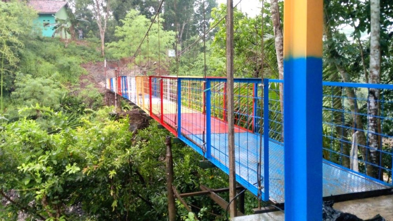 Telkom merekonstruksi jembatan gantung yang menghubungkan Desa Cimahpar dan Desa Bojongsari di Kabupaten Sukabumi, Jawa Barat. (Foto: Istimewa)