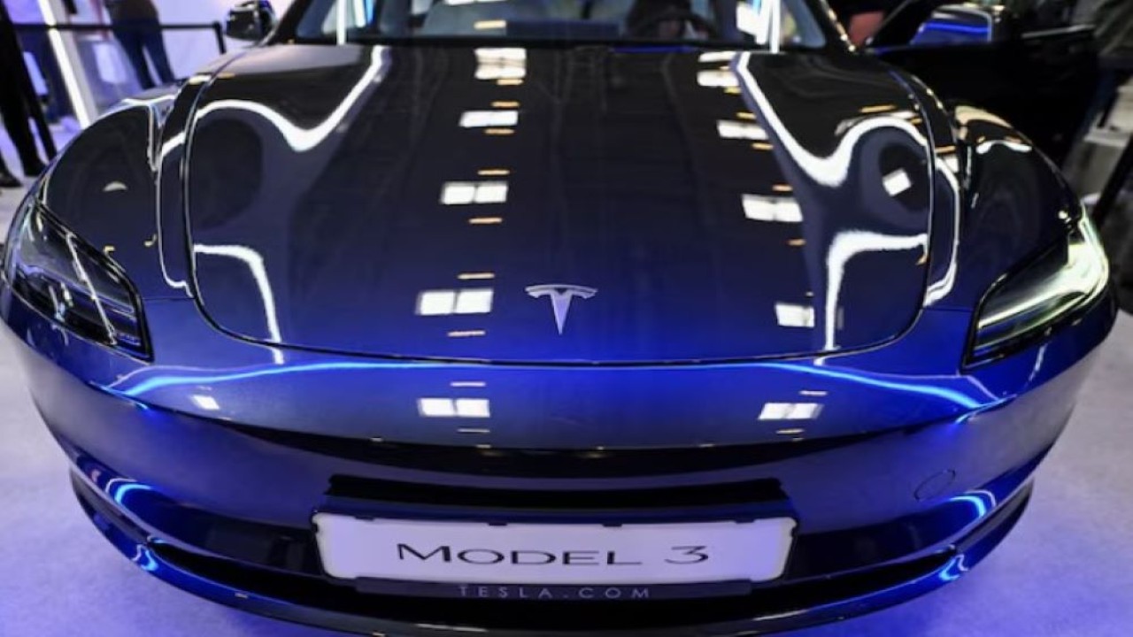 Tesla Model 3 ditampilkan menjelang pembukaan resmi Munich Auto Show IAA Mobility 2023, di Munich, Jerman, 4 September 2023. (Foto: Dok/Angelika Warmuth/Reuters)