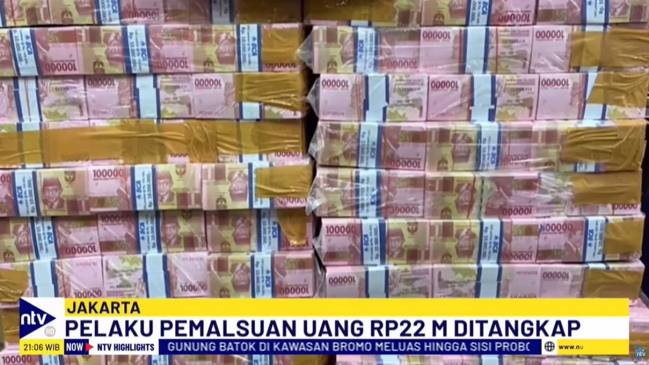 Polisi menangkap tiga tersangka sindikat uang palsu senilai Rp22 miliar di Srengseng Raya, Kembangan, Jakarta Barat.