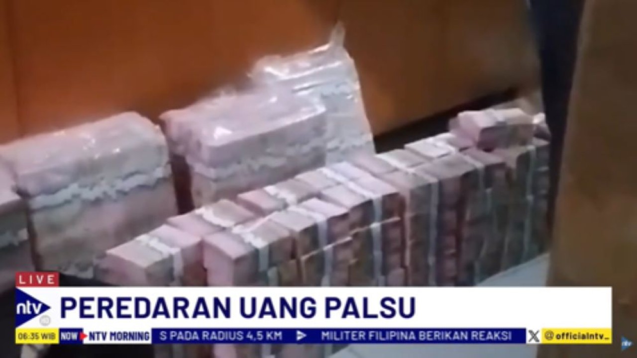 Polisi menemukan tumpukan uang palsu bernilai miliaran rupiah di sebuah gudang di Jakarta Barat