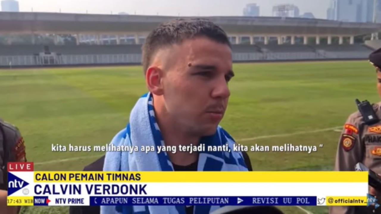 Calvin Verdonk diwawancarai media usai menjalani latihan bersama Timnas Indonesia di Stadion Madya