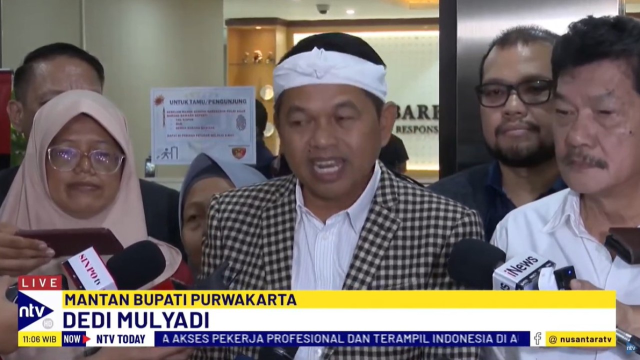 Mantan Bupati Purwakarta, Dedi Mulyadi mendampingi keluarga pihak terpidana kasus pembunuhan Vina Cirebon mendatangi Bareskrim Polri, Jakarta, pada Selasa (25/6/2024).
