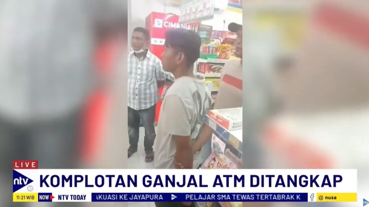 Komplotan ganjal ATM ditangkap warga saat beraksi di sebuah minimarket di Kawasan Pademangan, Jakarta Utara (Jakut), pada Kamis (18/7/2024) sore.