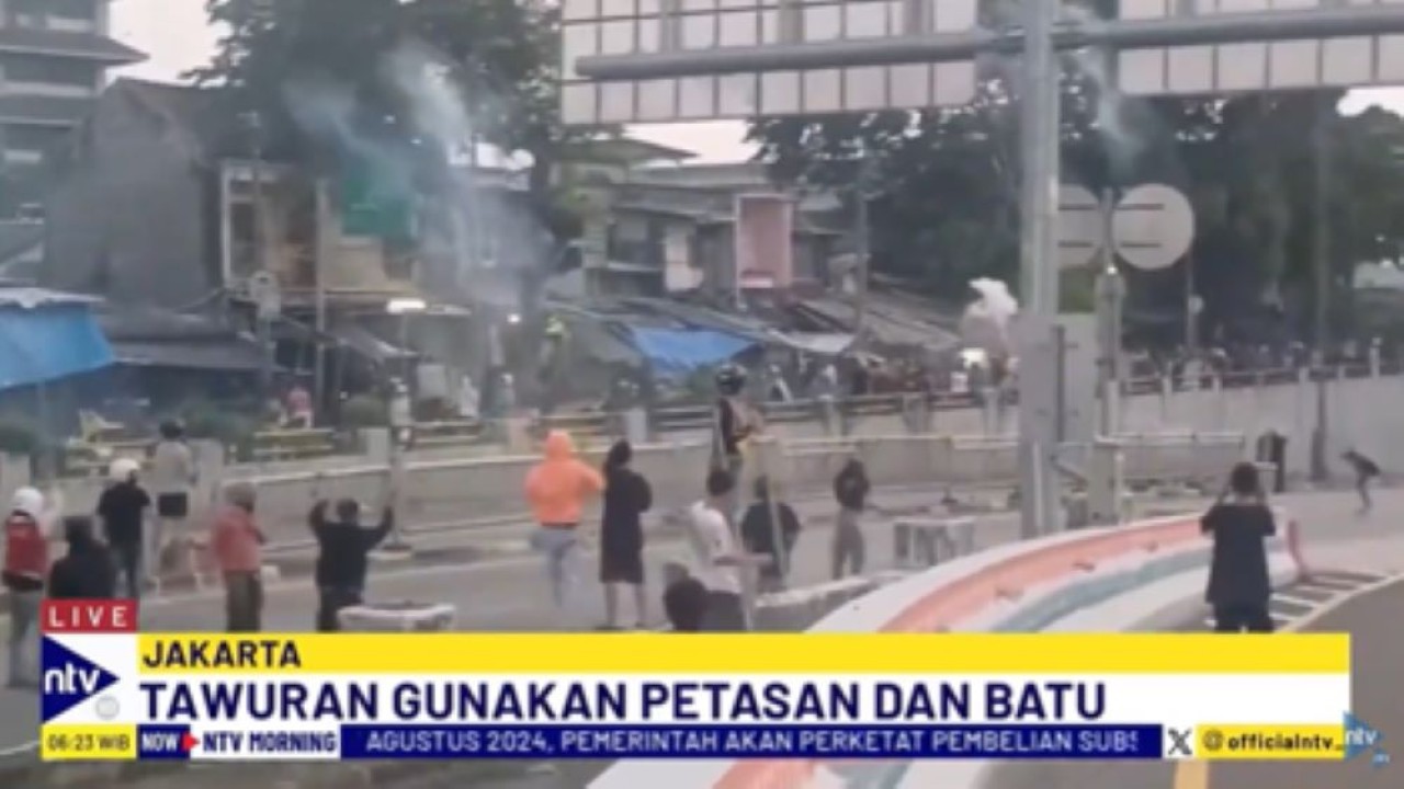 Dua kelompok warga terlibat tawuran di Jalan Basuki Rahmat, Jatinegar saling serang pakai senjata tajam, batu dan petasan/tangkapan layar NTV