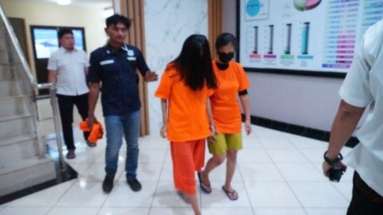 Istri dan putri pelaku pembunuh pengusaha aksesoris di Bekasi/ist
