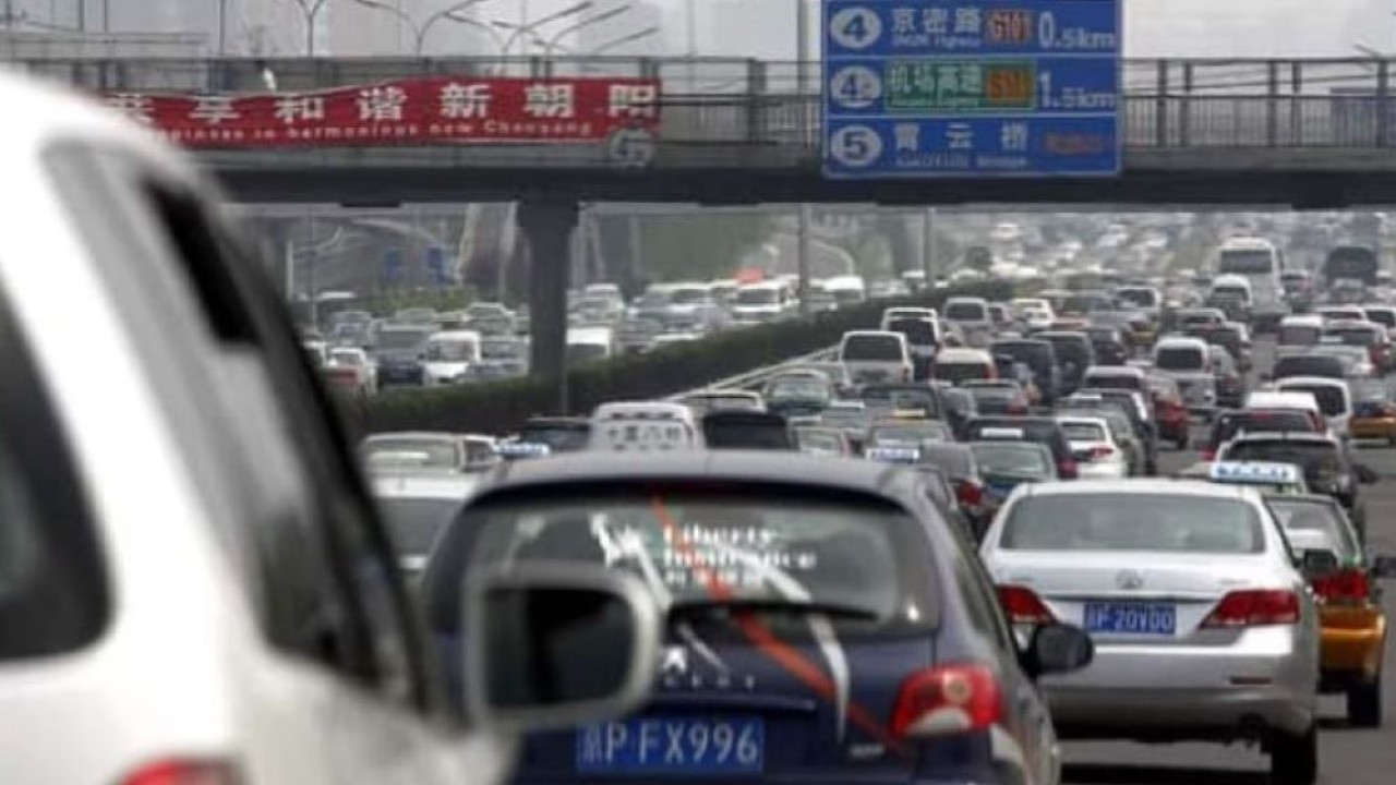 Ilustrasi. Jalan utama di Beijing, China, mengalami kemacetan lalu lintas parah. (Foto: David Gray/Reuters)