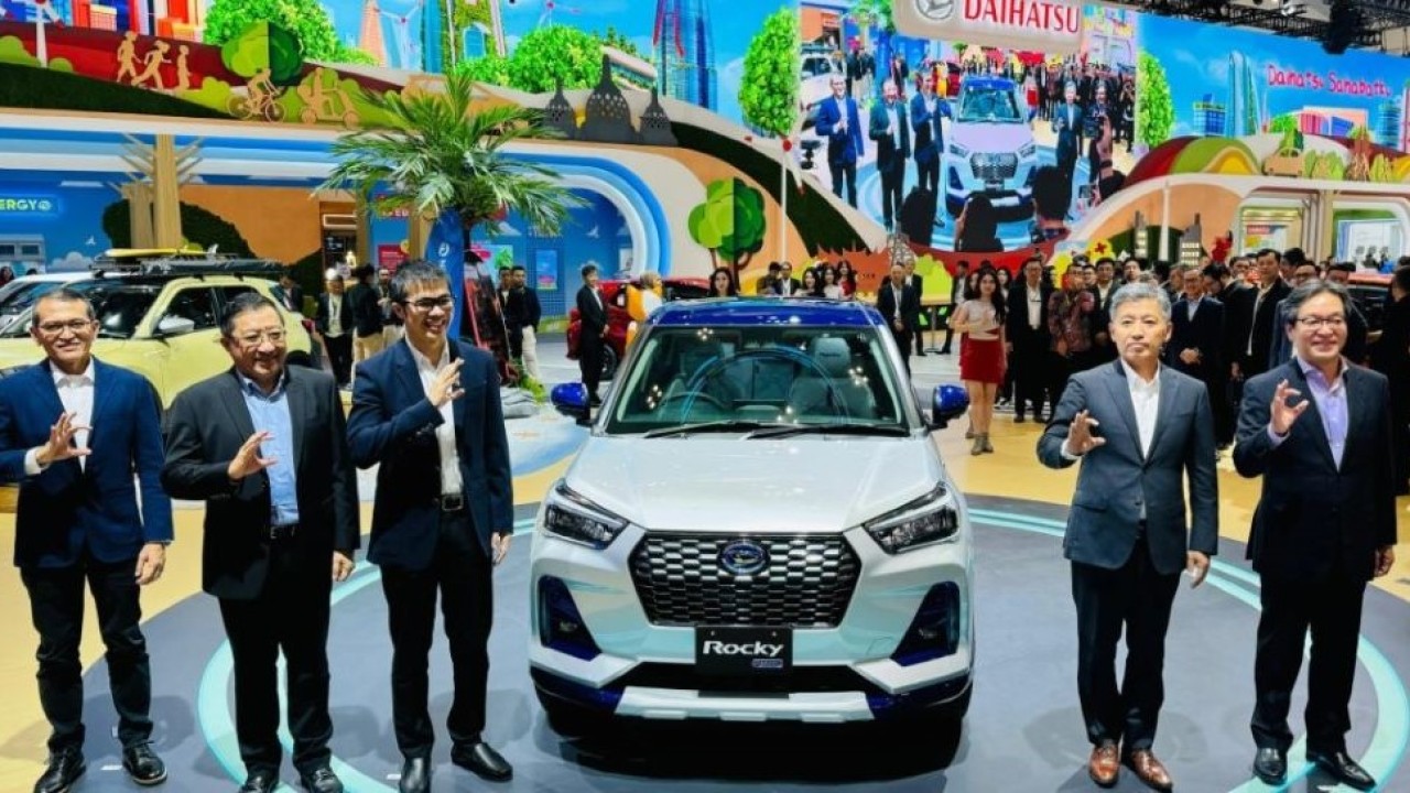 Daihatsu Rocky Hybrid varian tertinggi, yakni Premium G HEV 1.2L dihadirkan pada ajang Gaikindo Indonesia International Auto Show (GIIAS) 2024, di ICE BSD City, Tangerang, Banten. (Foto: Adiantoro/NTV)
