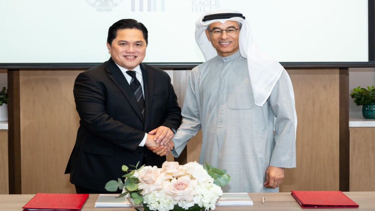 Menteri BUMN Erick Thohir dan Chairman Eagle Hill dan Founder Emaar Properties, Mr. Mohamed Ali Rashed Alabbar berjabat tangan usai penandatanganan kesepakatan kerja sama/istimewa