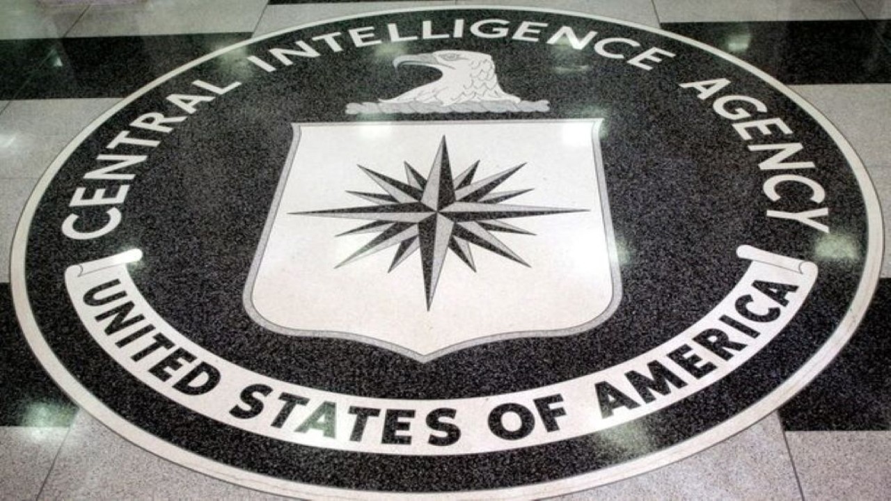 Logo Badan Intelijen Pusat AS di lobi markas besar CIA di Langley, Virginia pada 3 Maret 2005. (Foto: REUTERS/Jason Reed)