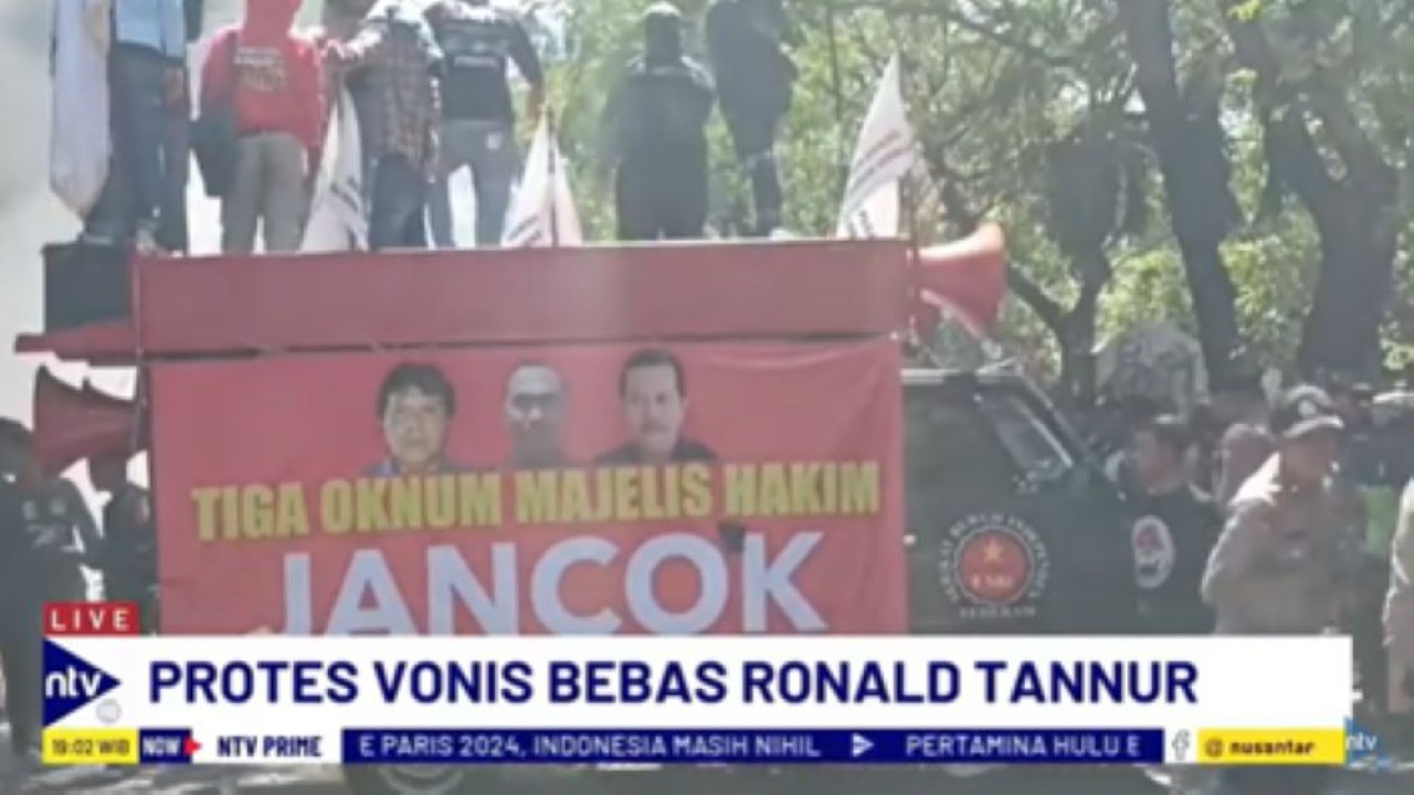 Ratusan massa menggelar aksi unjuk rasa di depan Pengadilan Negeri Surabaya memprotes keputusan hakim memvonis bebas terdakwa pembunuhan Ronald Tannur/tangkapan layar NTV