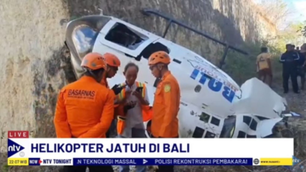 Tim penyelamat mengevakuasi lima penumpang helikopter yang jatuh akibat baling-baling terlilit tali layangan di Bali