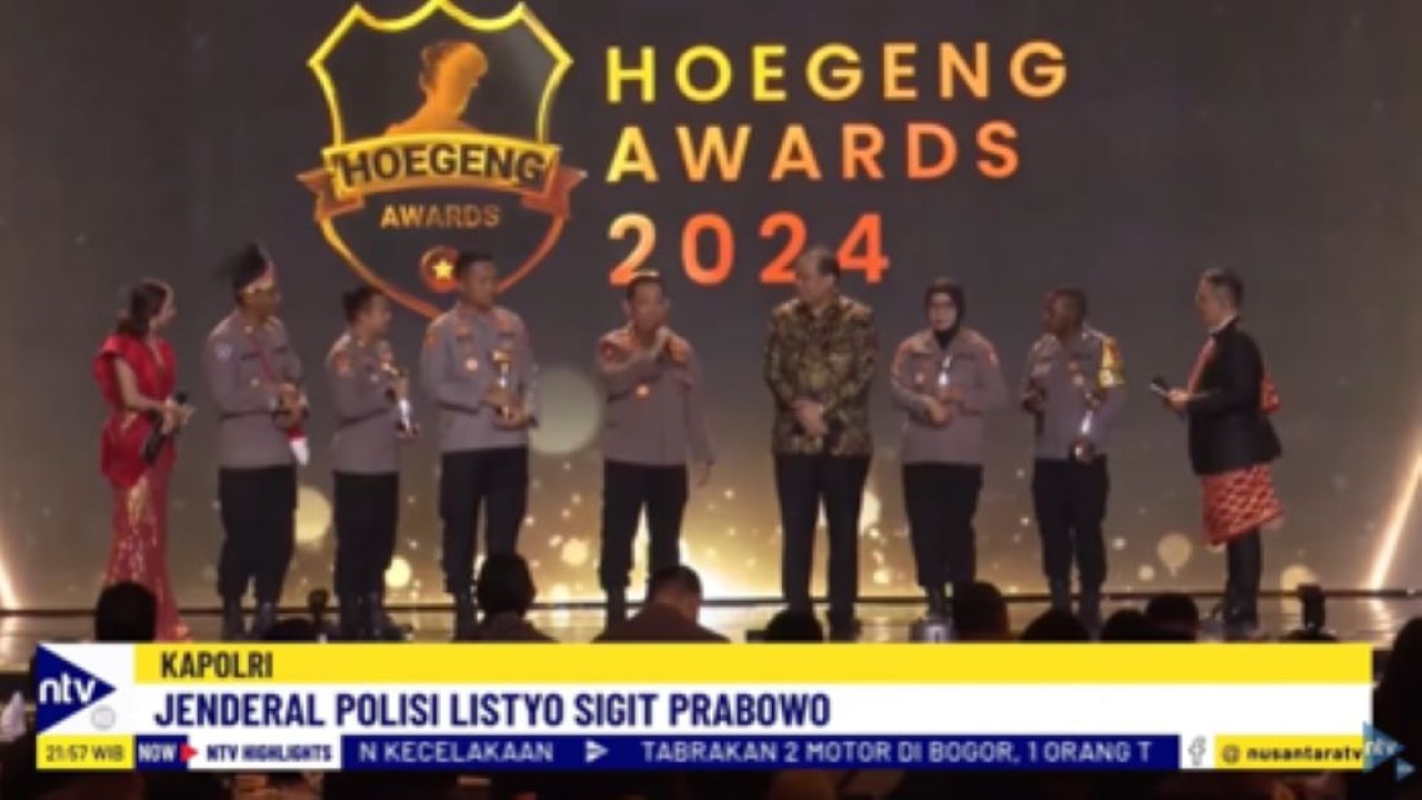 Kapolri Jenderal Pol Listyo Sigit Prabowo bersama lima polisi teladan peraih anugerah Hoegeng Awards 2024