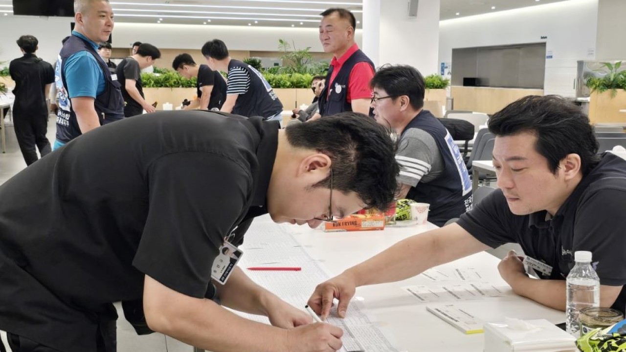 Anggota serikat pekerja Hyundai Motor memberikan suara pada kesepakatan upah sementara di pabrik perusahaan di Ulsan, pada Jumat (12/7/2024). (Foto: Istimewa/Yonhap)