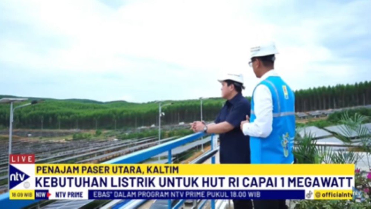 Menteri BUMN Erick Thohir ditemani Direktur Utama PLN Darmawan Prasodjo meninjau Pembangkit Listrik Tenaga Surya (PLTS) PLN di IKN/tangkapan layar NTV