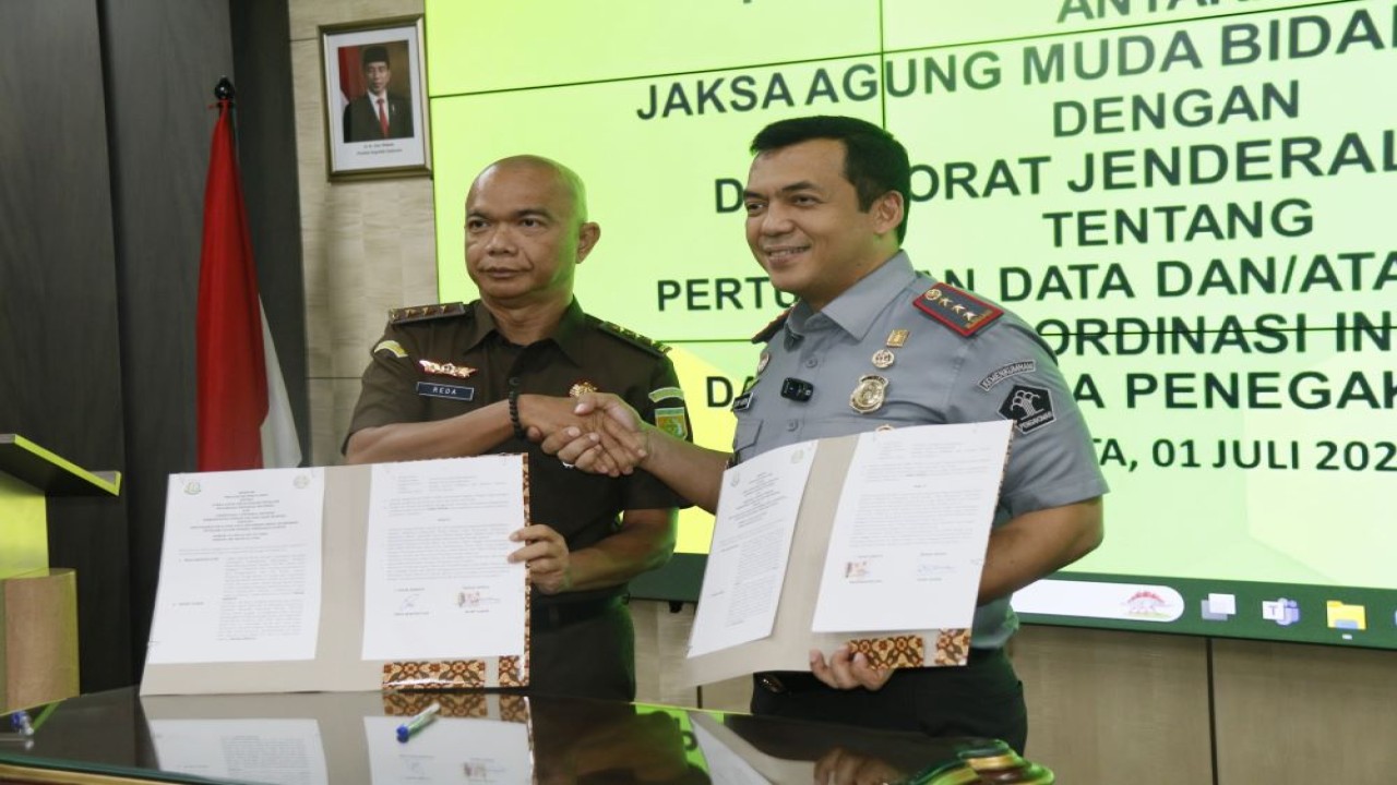 Direktur Jenderal Imigrasi, Silmy Karim menandatangani Perjanjian Kerja Sama dengan Jaksa Agung Muda Intelijen Kejaksaan RI, Reda Manthovani pada Senin, 1 Juli 2024 di Gedung Utama Kejaksaan Agung RI, Jakarta/istimewa