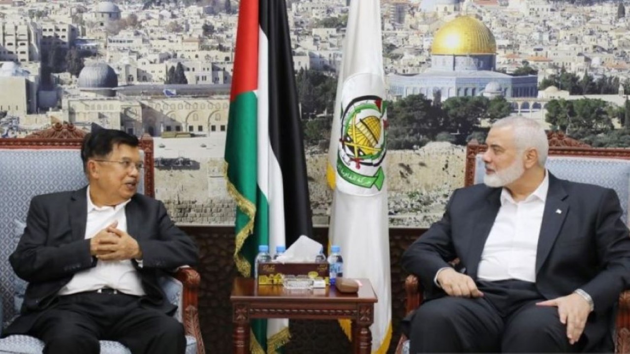 Wakil Presiden ke-10 dan 12 RI, Jusuf Kalla (kiri) bertemu dengan Pemimpin Politik Gerakan Hamas, Ismail Haniyeh (kanan) di Doha, Jumat (12/7/2024). (Foto: ANTARA/HO)