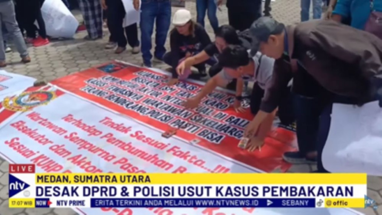Para Jurnalis Karo Bersatu meletakan kartu pers sebagai bentuk protes sebagai bentuk kekecewaan terhadap DPRD Karo yang dianggap tidak perduli dengan kasus pembakaran rumah wartawan/tangkapan layar NTV