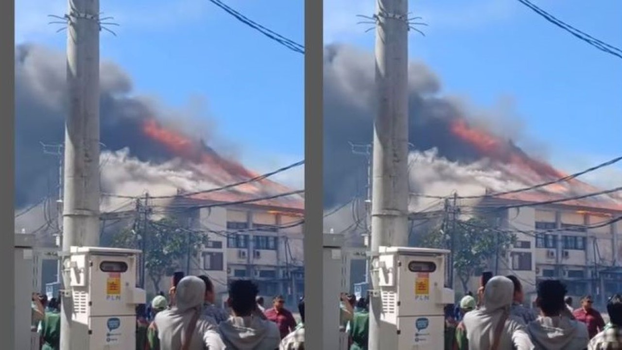 Kebakaran hebat di kampus Udayana, Denpasar, Bali. (Foto: Instagram Info Denpasar)
