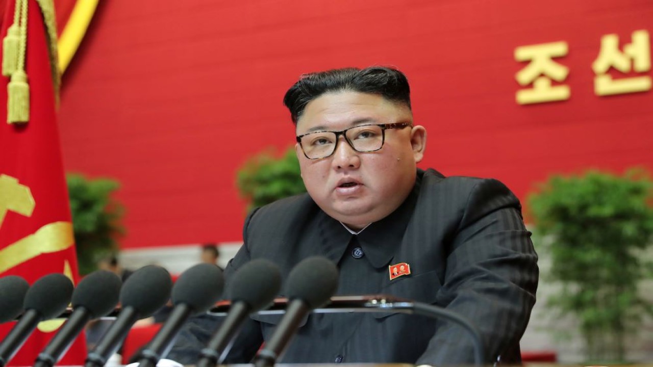 Pemimpin Korea Utara Kim Jong Un berpidato selama Kongres Partai Buruh ke-8 di Pyongyang, Korea Utara, pada 9 Januari 2021. (Foto: KCNA/via REUTERS)