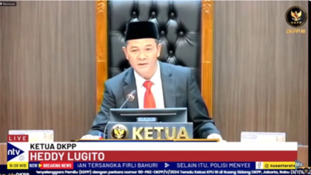 Ketua DKPP Heddy Lugito saat membacakan putusan sanksi pemberhentian tetap Ketua KPU Hasyim Asy'ari/tangkapan layar NTV