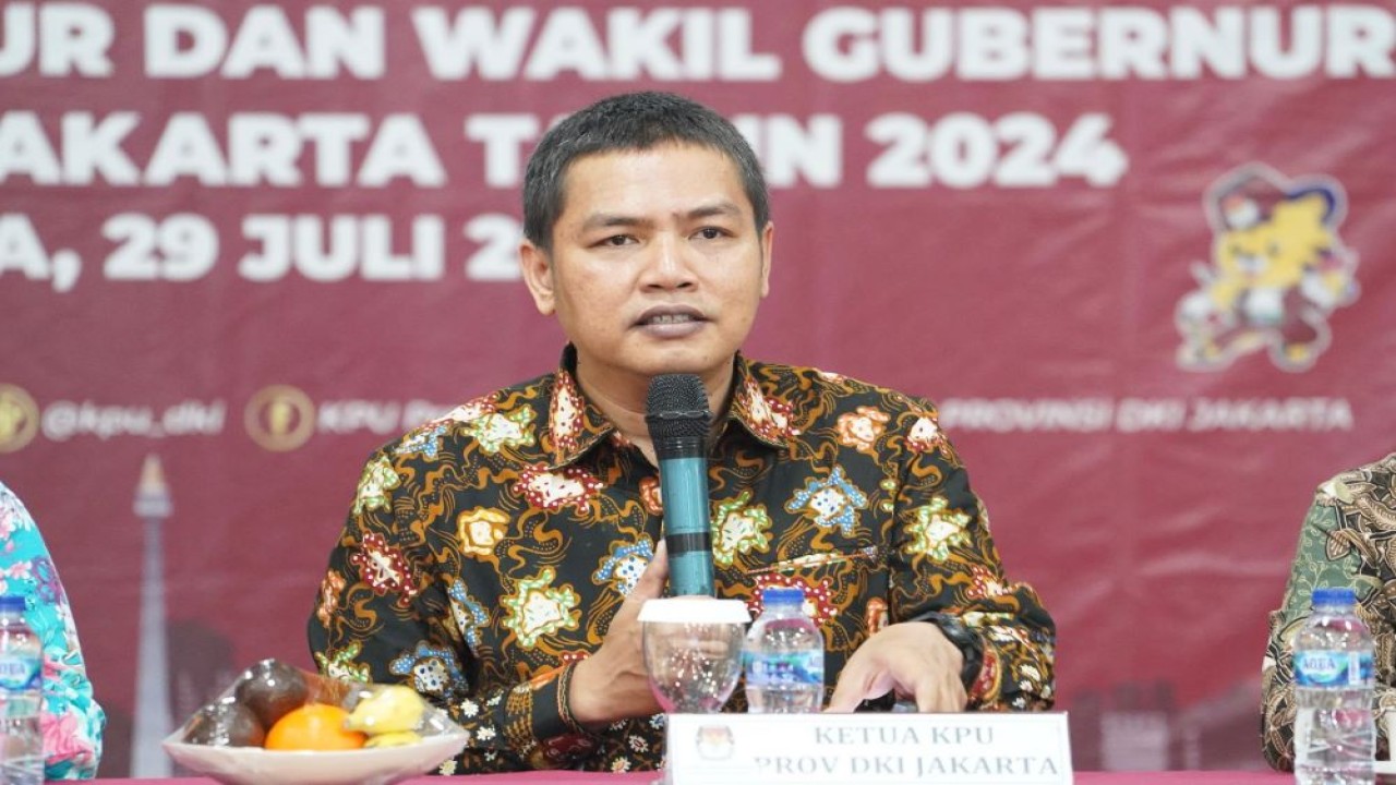 Ketua KPU DKI Jakarta Wahyu Dinata berbicara di depan para stakeholder mengenai koordinasi serta bertukar informasi guna mensukseskan Pilkada DKI 2024. (Foto: Dok/KPU DKI Jakarta)