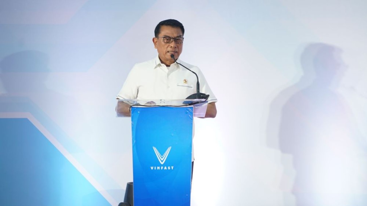 Kepala Staf Kepresidenan, Jenderal TNI (Purn) Moeldoko memberikan sambutan pada peletakan batu pertama pembangunan pabrik perakitan Kendaraan Listrik Berbasis Baterai (KLBB), PT Vinfast Automobile Indonesia, di Subang, Jawa Barat, Senin (15/7)/istimewa.