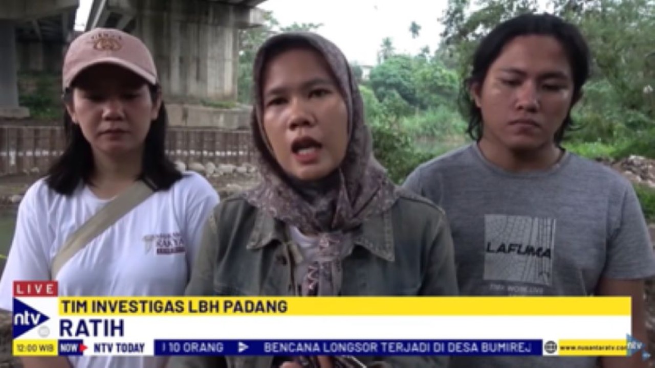 Anggota Tim Investigasi LBH Padang, Ratih memberikan keterangan pers terkait kejanggalan baru dalam kasus kematian Afif Maulana dengan adanya pengerukan di sungai tempat korban ditemukan/tangkapan layar NTV