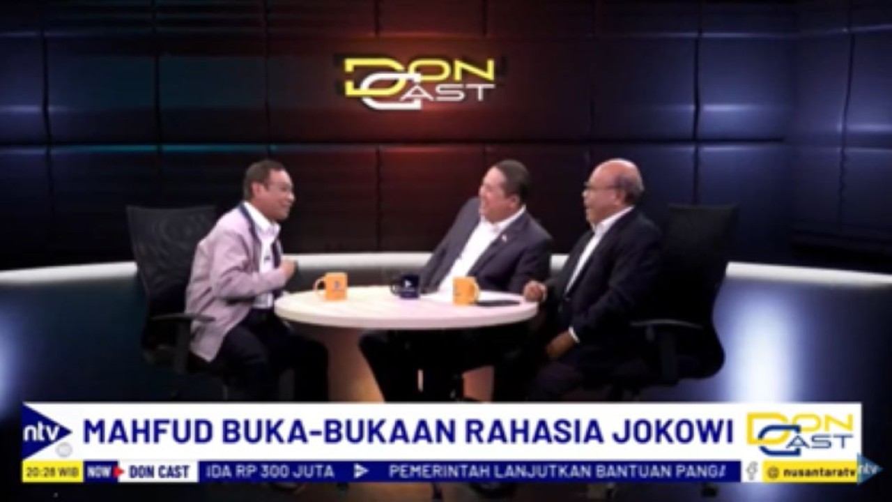 Prof Mahfud MD bersama dua host Don Bosco Selamun dan Donny de Keizer (tengah) dalam tayangan perdana program terbaru NusantaraTV yang diberi nama DonCast/tangkapan layar NTV