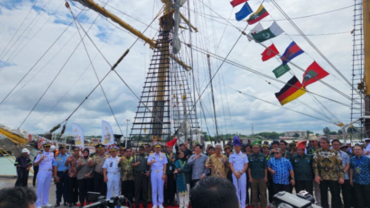 Penyambutan delegasi Indonesia dan misi pelayaran Muhibah Budaya Jalur Rempah dengan KRI Dewaruci di Pelabuhan Tanjung Bruas, Melaka, Malaysia, pada Minggu, 30 Juni 2024. (Foto: Istimewa)