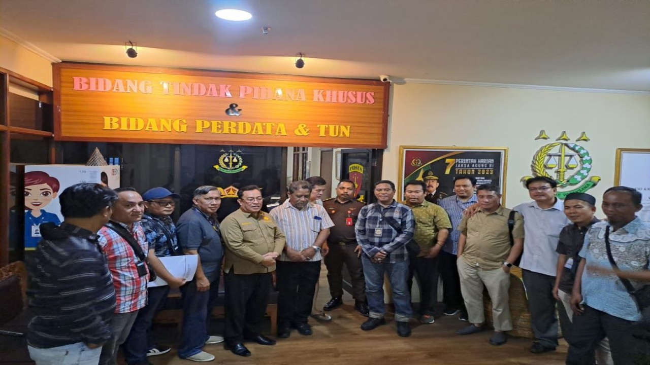 Penegak hukum Kanwil DJP Jakarta Pusat, Polda Metro Jaya dan Kejaksaan Tinggi DKI Jakarta, usai menyerahkan berkas perkara atas tersangka SDP yang sudah dinyatakan lengkap oleh Jaksa Peneliti (P-21) dan dilakukan penyerahan tersangka dan barang bukti kepada Kejaksaan Negeri Jakarta Pusat pada hari ini/Foto: Isrimewa