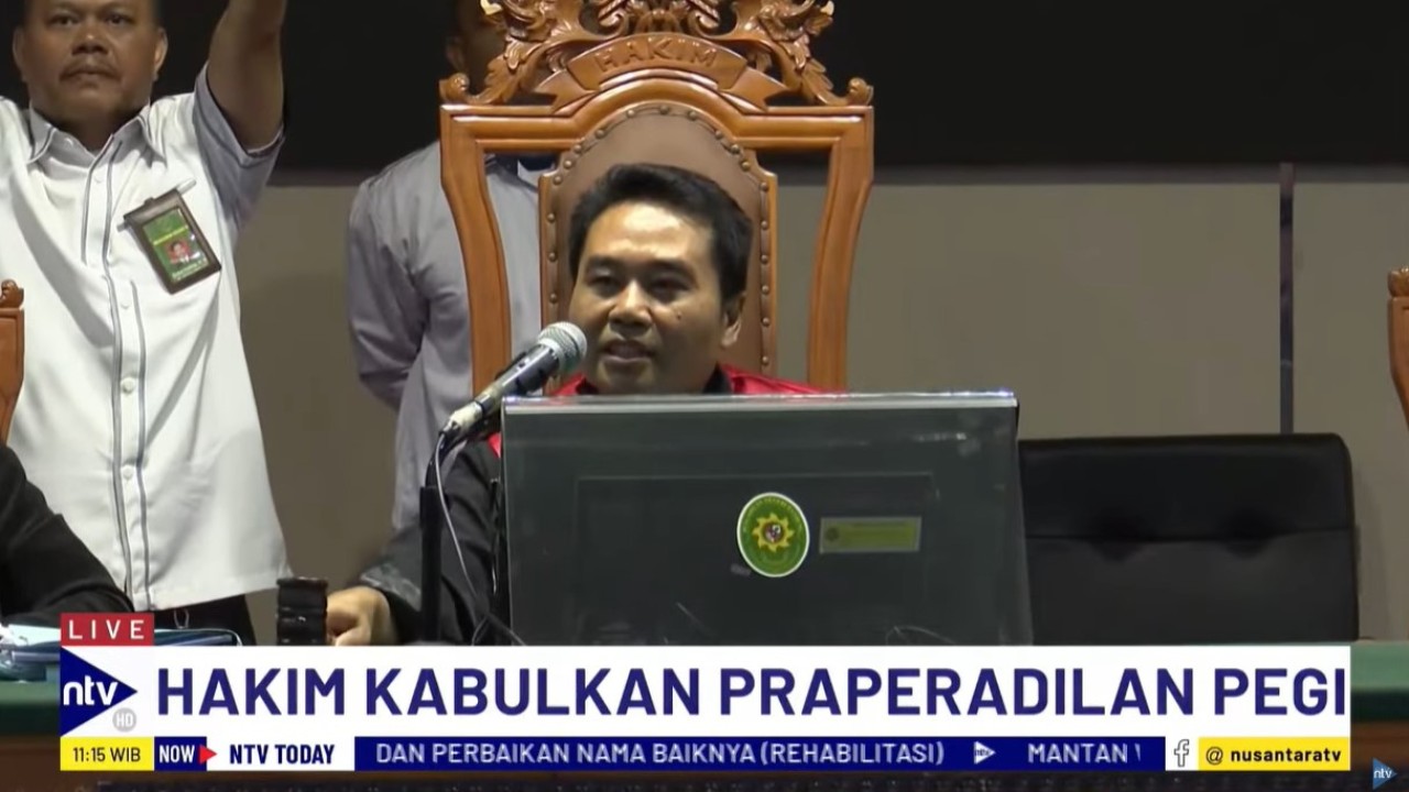 Hakim Pengadilan Negeri Bandung, Eman Sulaeman membacakan putusan yang mengabulkan permohonan praperadilan Pegi Setiawan.