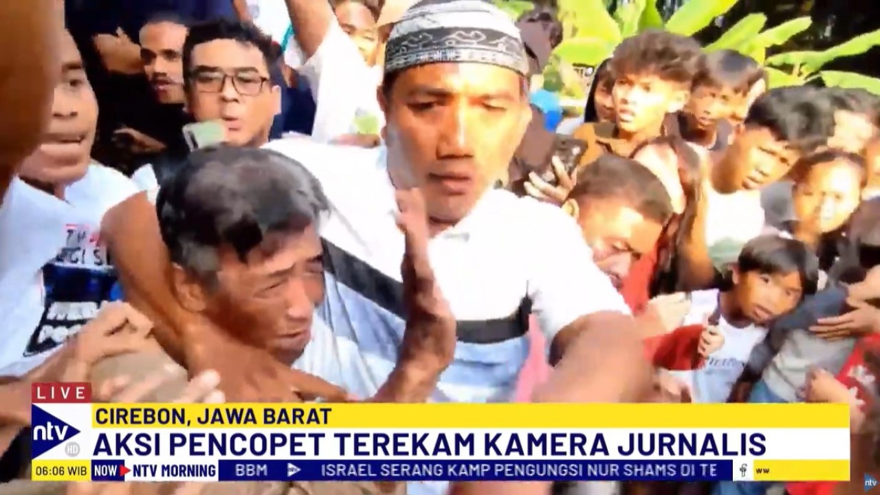 Komplotan copet berhasil memanfaatkan momen kerumunan warga saat kedatangan Pegi Setiawan di Desa Kepongpongan, Kecamatan Talun, Kabupaten Cirebon, Jawa Barat (Jabar), pada Selasa (9/7/2024).